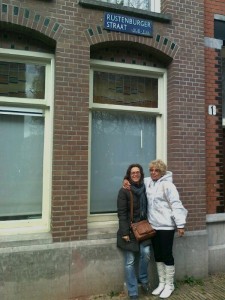 Mama en ik voor haar geboortehuis te Amsterdam. De laatste foto waar we samen op staan, genomen door Ineke op 8 november 2012.