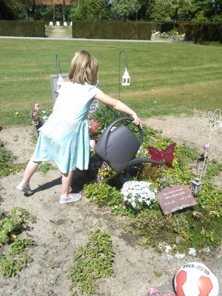 Achterkleinkind Marijn giet water op de plantjes